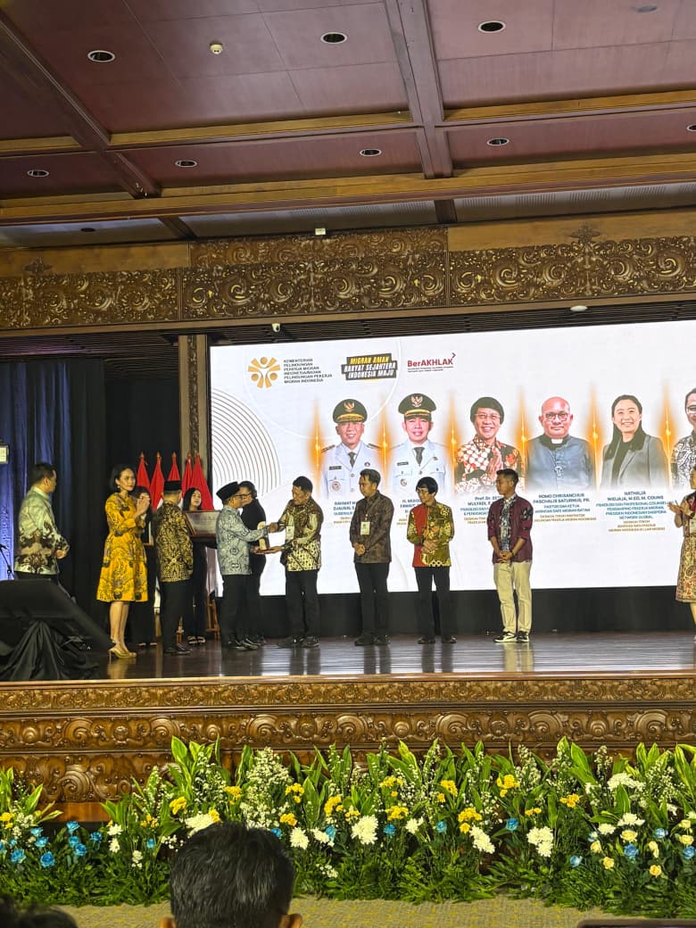 Komitmen Lindungi Pekerja Migran, Gubernur Rahmat Mirzani Djausal Raih Penghargaan di HPMI 2025
